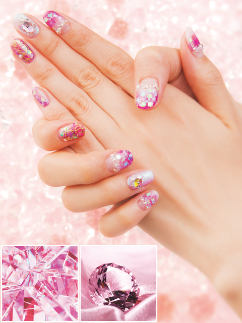 ピンクダイヤモンド<br />ほんのりブルーやパープルに色づき、光によって表情を変えていくピンク。透明感がある輝きが指先をクールに演出。